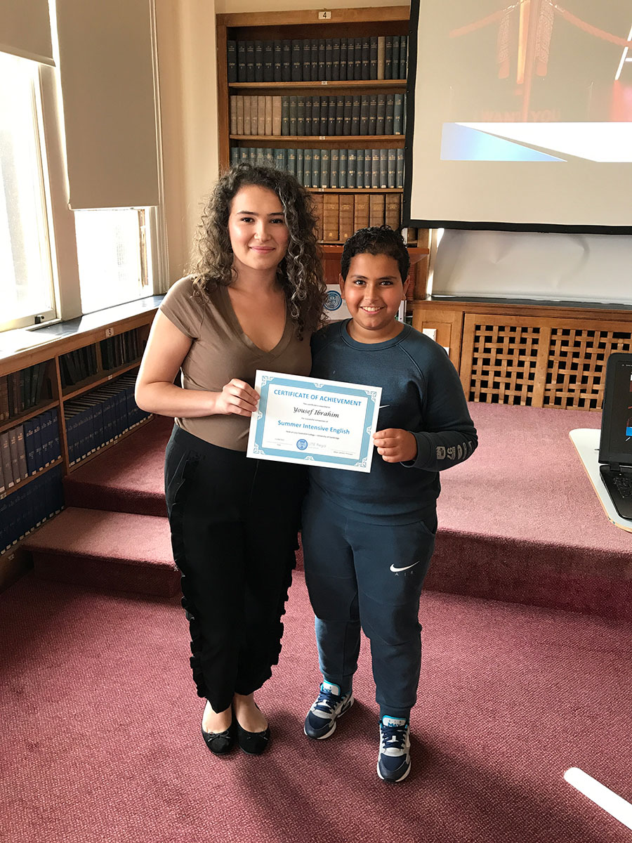 eng-instructor-giving-certificate